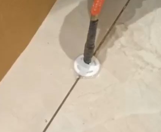 乐山市瓷砖空鼓维修公司专业解答瓷砖在铺贴过程中，如果没有涂抹均匀到位的粘结材料（如水泥砂浆或瓷砖胶），可能会导致以下问题